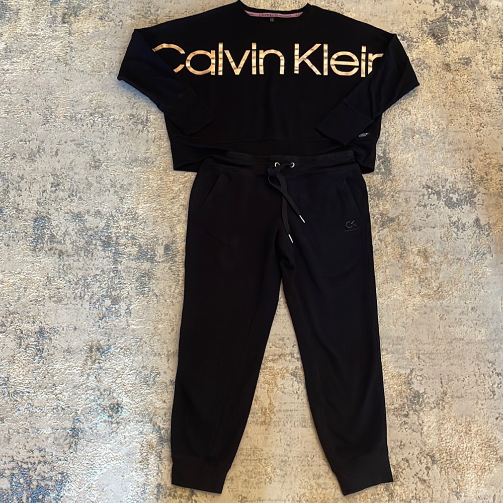 Calvin Klein jogger set. Size medium. Good condition.